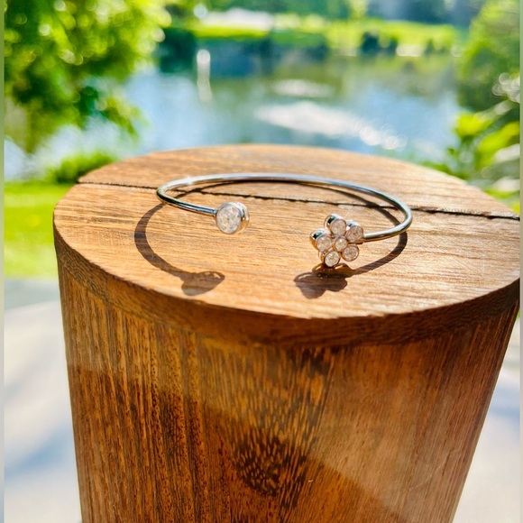 NWT Elegant Silver Floral Diamond Bracelet - Moissanite - Picture 3 of 6